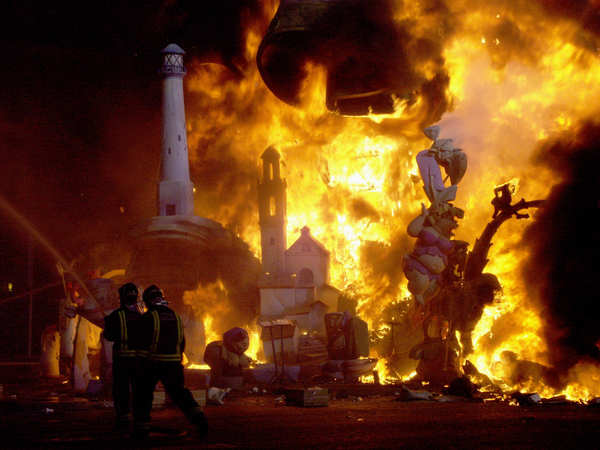 Brennende Fallas Figur auf der Plaza Ayuntamiento